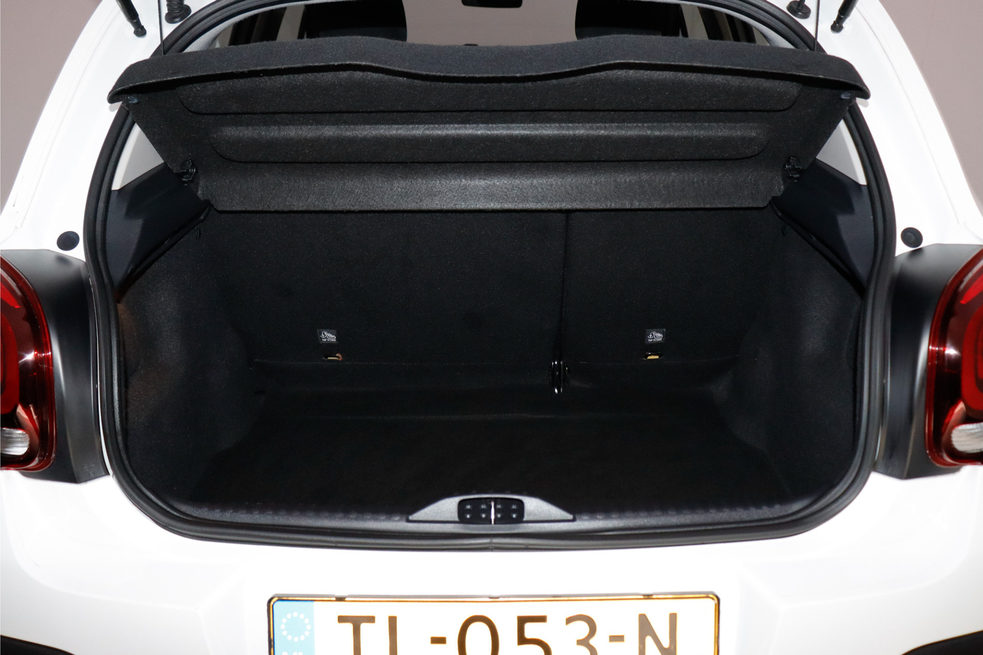 44416860-6.jpg