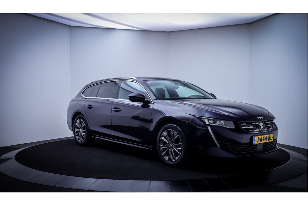 51812142-2.jpg